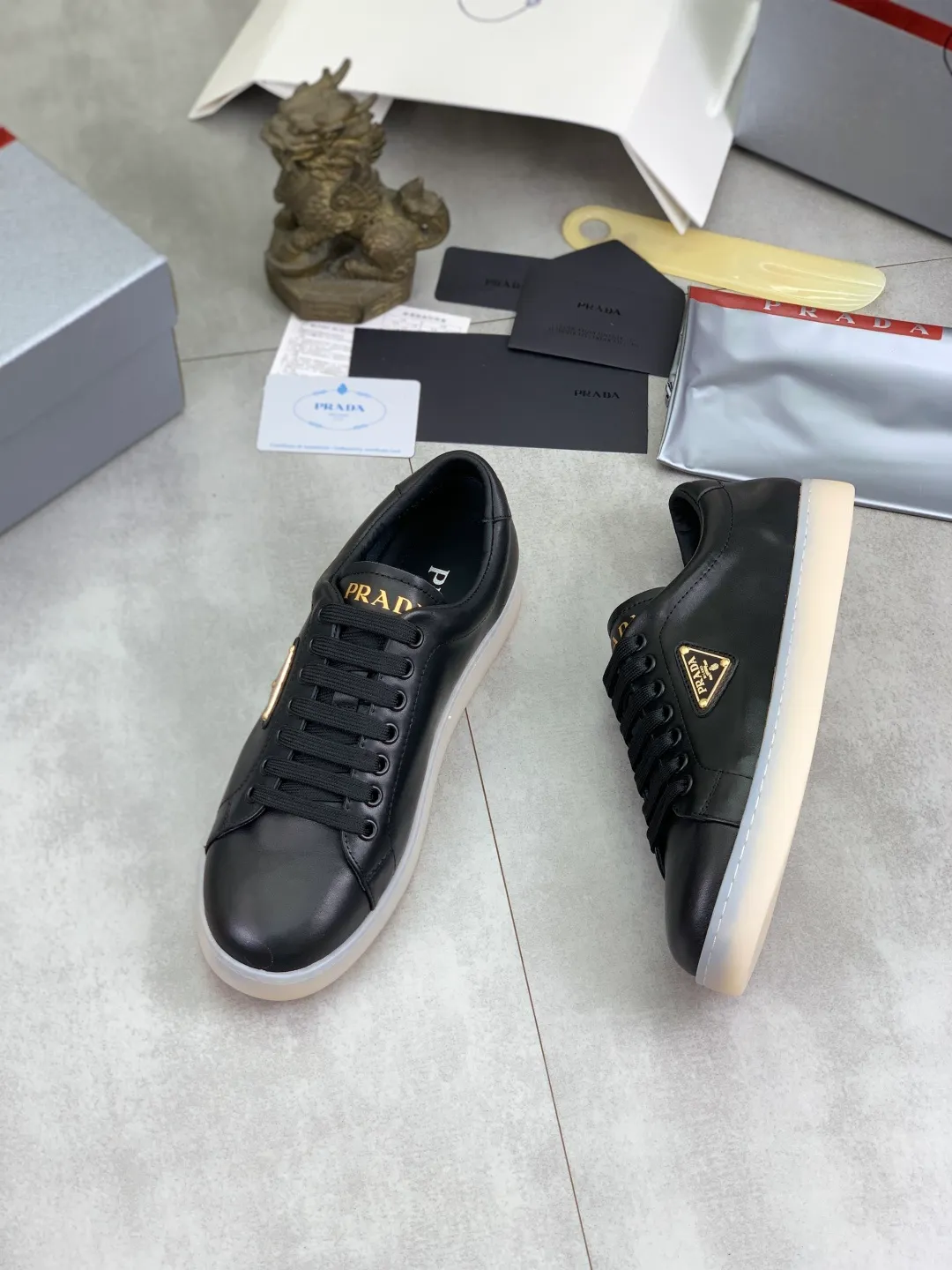 Men's shoes 💰P540💰【New model】The hot model is on the official website, 🆘 The trendy brand (Prada) mainly promotes the hot model, the avant-garde and versatile fashion men's shoes are privately modeled, the cowhide surface is spliced 1:1.. The fashion is simple, the original imported cowhide lining and the cowhide feet; the atmosphere and personality are more fashionable, eye-catching and pursuing class. It will subvert the old idea and be a must-have for fashion trendsetters with you! Must keep it for yourself! Tall and comfortable, large and low, high-end quality workmanship. Size: 38-45; 3️⃣colors available.